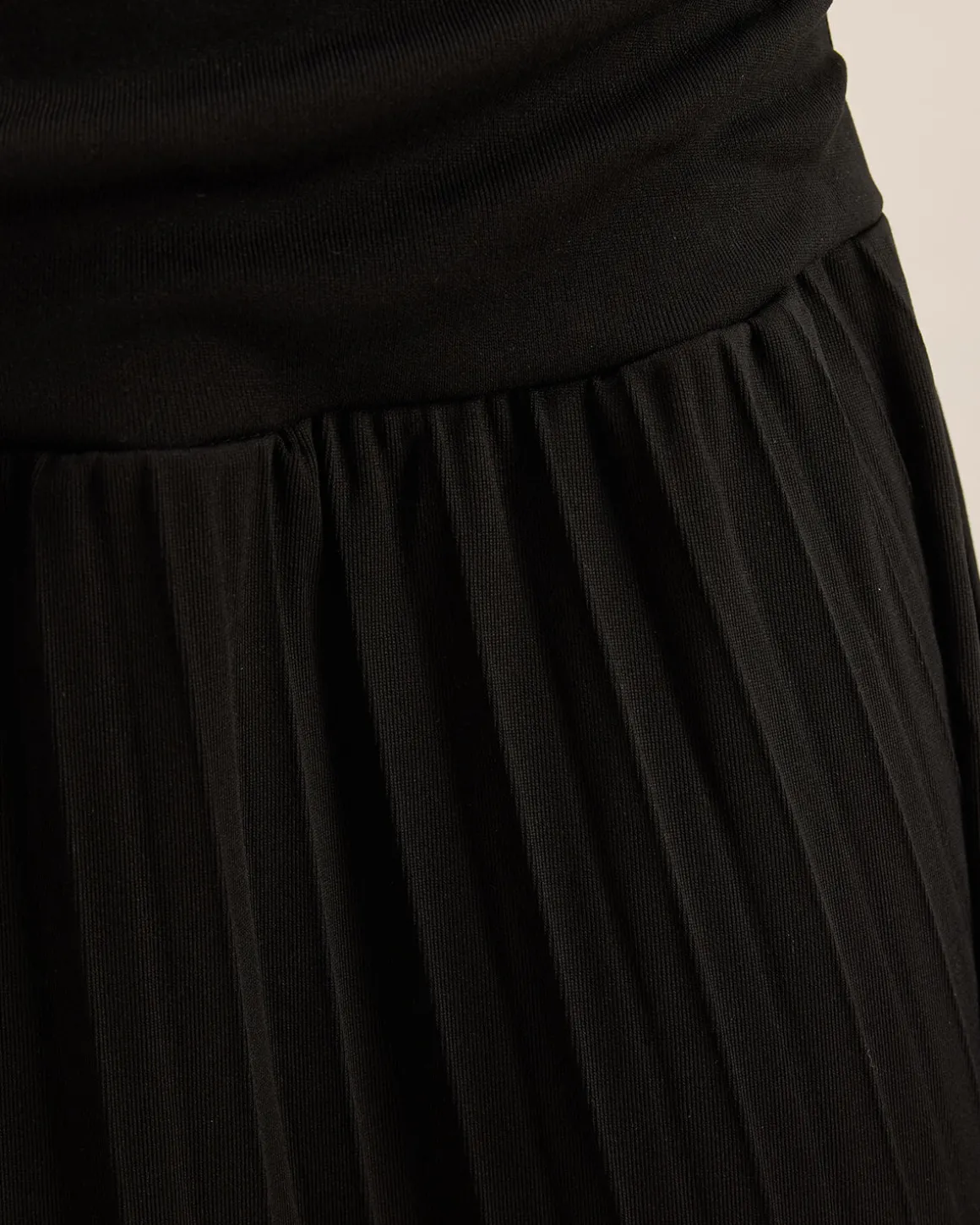 Black Elastic Waist Pleated Midi Skirt