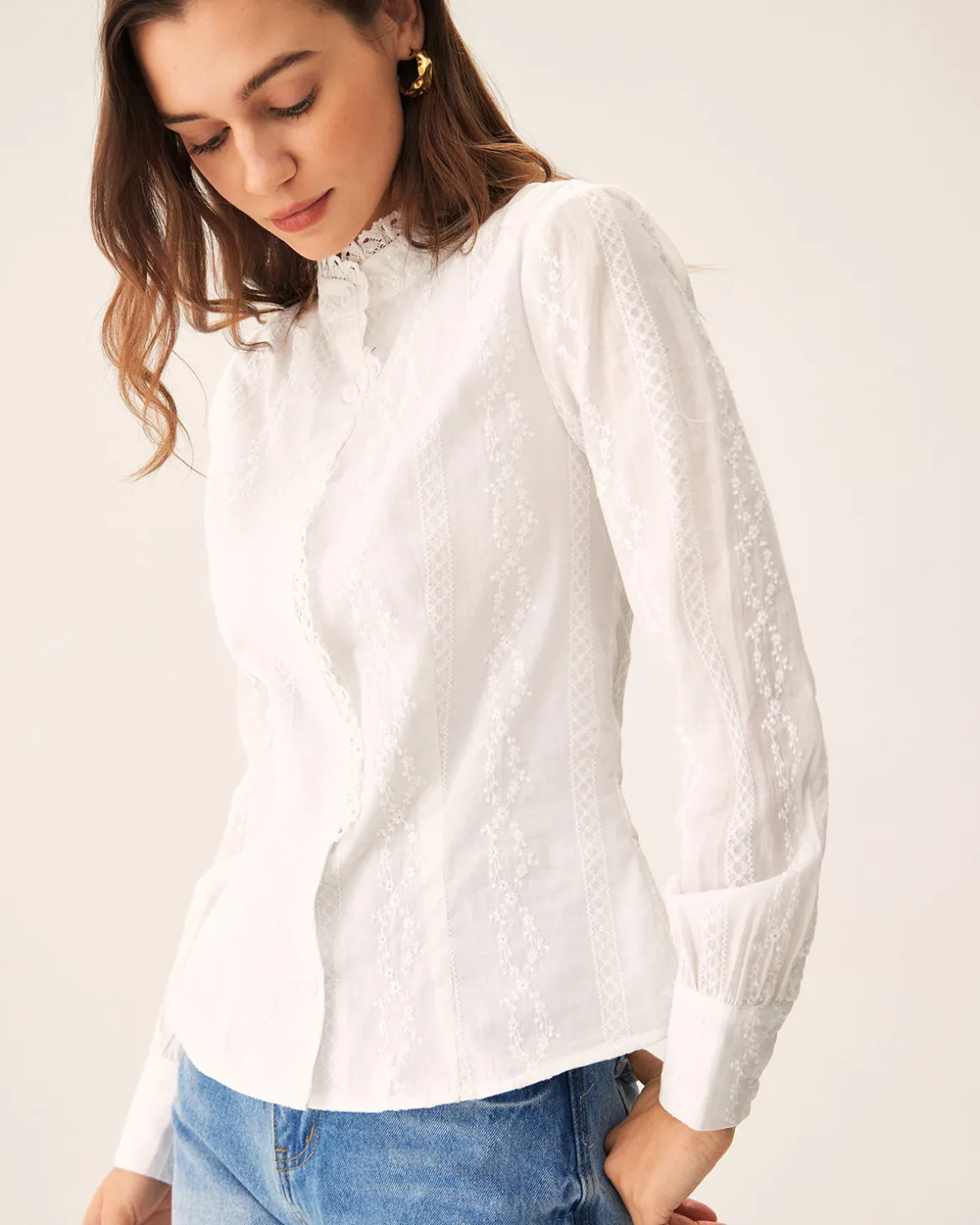 White Embroidery Round Neck Shirt